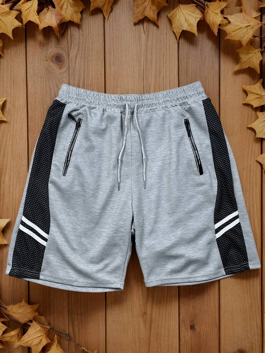 Short casual y deportivo para hombre, estampado de dos líneas pequeñas en los laterales de la prenda, talle de cintura natural con cordón y ajuste de pierna suelto, bolsillos funcionales con cierre para mayor seguridad, tela de poliéster y elastano, apto para temporadas de primavera y verano, muy fresco y cómodo, ideal para hacer deporte o el uso casual. - Gris - Ver 1