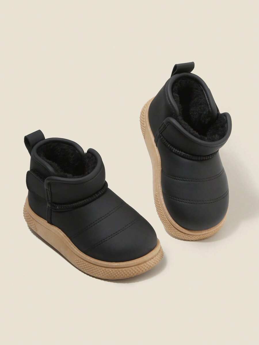 Schwarze Ankle Boots für Jungen und Mädchen im Alter von 3 bis 12 Jahren im Jahr 2025, komplett umhüllt mit Kunstleder-Obermaterial, wärmeisolierender Plüschfutter, rutschfest und abriebfest, Slip-On Ankle Boots, flach und cool im Grundstil, Kinder Winterstiefel, essentiell für Schule, Winterausflüge und Weihnachtsoutfits!