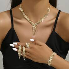 Women's Fashion Jewelry Set (5PCS/Set) This Is A Women's Fashion Jewelry Set, Also A Stylish Bridal Jewelry Set. It Is A 5-Piece Set Including A Necklace, Earrings, A Bracelet, And A Ring, Designed As An Accessory Wedding Dresses And Formal Gowns. It Features An Elegant, Versatile, And High-End Style. Women Who Fashion And Elegance, This Jewelry Set (Containing Earrings, A Necklace, And A Ring) Is Suitable Matching With Outfits On Daily Occasions, Festivals, Gatherings, And Parties. Furthermore, It Serves As A Family Members And Friends, And Also Makes A Fashionable Present Brides And Bridesmaids At Weddings. It Is Truly A Stylish And Elegant Women's Jewelry Set. - 金色 - 查看 2