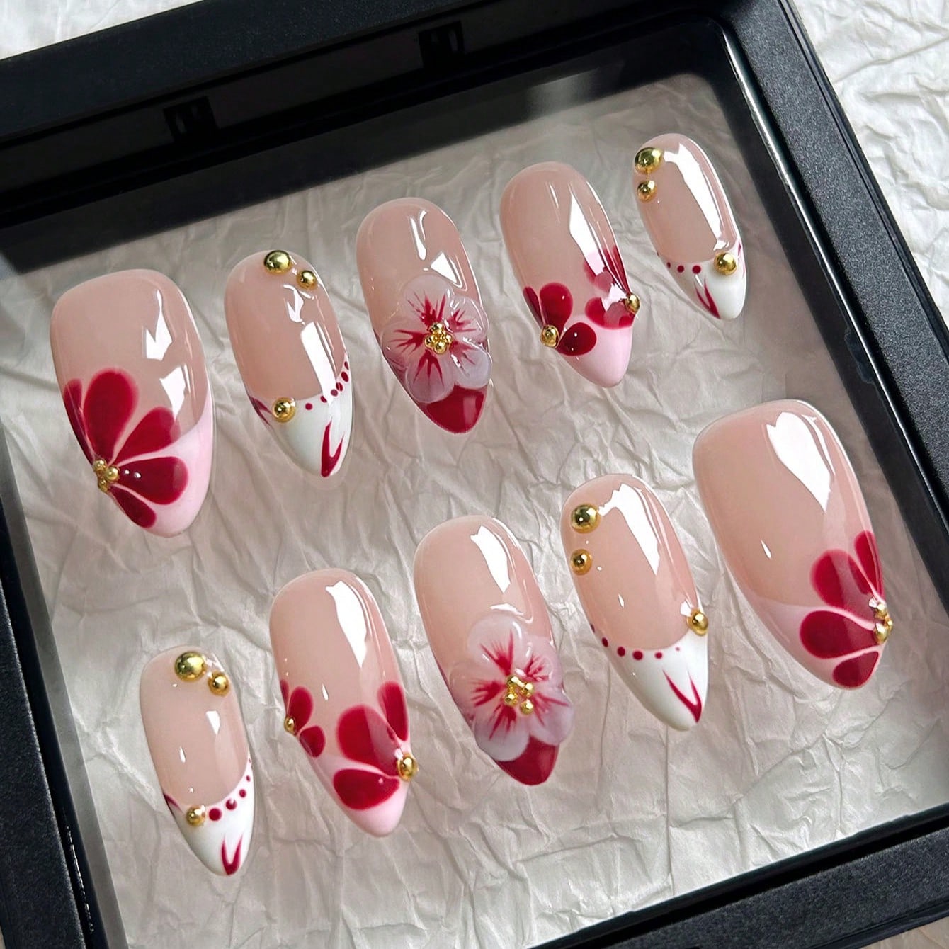 Piezas de uñas postizas hechas a mano con flores 3D en rojo y blanco, decoraciones florales pintadas a mano en blanco francés y rojo, uñas elegante