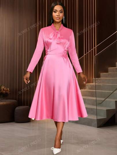 Robe à manches longues brillante avec col cravate et coupe évasée pour soirée