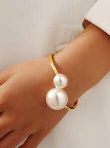 1pc Gold-Color Simple Geometric Symmetry Faux Pearl Decor Elegant Fashionable Sweet Style European And American Style High-End Exaggerated Retro Personality Luxurious And Elegant Ladylike Noble And Elegant Chic And Romantic Playful And Fun Suitable For Daily Commute, Gathering With Friends Romantic Vacation, Dating, Street Snap, Formal Occasions, Zinc Alloy Versatile, Stress-Reducing, Couple's Dating Bracelet