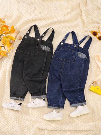 Set de 2 piezas de peto vaquero casual azul y negro para niños pequeños, conjunto de primavera/otoño con camisa de tirantes y pantalón cargo