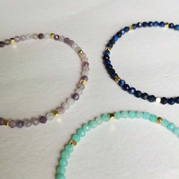 1 Stück elegantes minimalistisches 3 mm graviertes Naturstein-Perlen-Armband, geeignet für Frauen - hochwertige Lapislazuli, Amethyst, mit goldfarbenen Abstandsperlen - verstellbar, geeignet für den täglichen Gebrauch oder als Urlaubsgeschenk