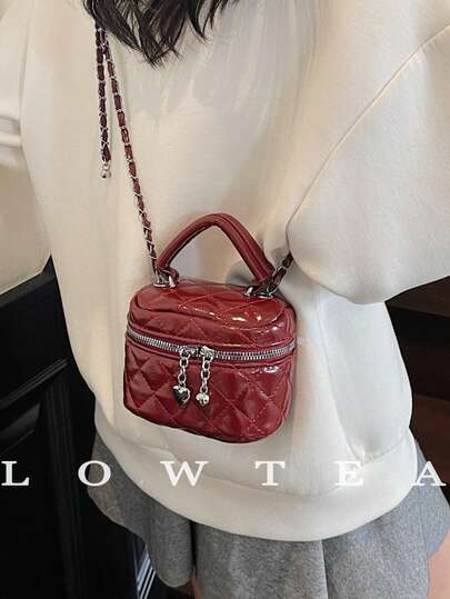 轻便迷你包、链条包、绗缝包、手拿包、水桶包、斜挎包，适合女孩、大学生、中年人和白领，非常适合办公室、大学、工作、商务、通勤、户外、旅行、徒步旅行等场合。