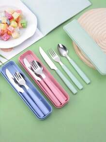 4 件套不锈钢餐具套装（刀、叉、勺），带 PVC 收纳盒 // 304 不锈钢轻质且可重复使用 | 烧烤用具，适用于露营、旅行、户外野餐、大篷车、家庭聚会 | 适合露营者，（粉色/蓝色/绿色）（沙特国庆日）