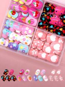 96 件/套儿童按压式指甲丙烯酸假指甲预粘全覆盖闪光可爱草莓、花朵、胡萝卜、儿童、心形波尔卡圆点和其他元素短儿童粘贴式假指甲套装适合儿童小女孩 - 可爱浪漫水果派对主题 - 彩色 - 查看 3