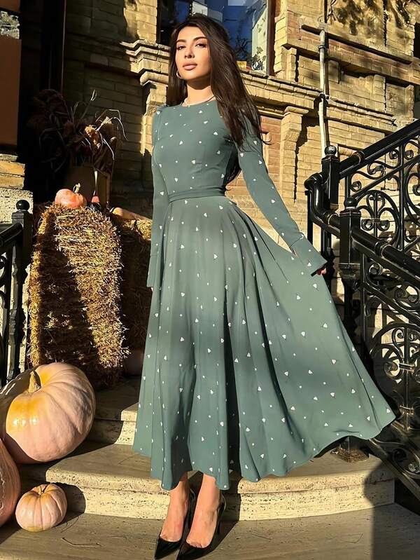 Robe longue ample à manches longues et col rond pour femmes grandes tailles, style fluide avec ourlet évasé