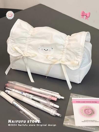 1 件视觉上吸引人的猫和蝴蝶结设计大容量铅笔盒 - 涤纶学校用品收纳袋，适合女孩、青少年、学生 | 时尚文具收纳袋，带宽敞隔层，文具收纳袋 | 俏皮美学 | 易清洁材质，铅笔盒袋