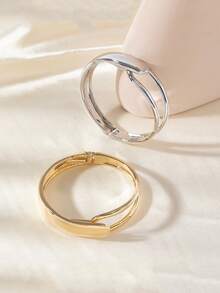 1 chiếc vòng tay kiểu dáng tối giản, thiết kế hình học bất đối xứng hai đường kẻ, mang đến vẻ thanh lịch, phù hợp cho phụ nữ đeo hàng ngày. - Vòng tay dây đôi - Xem 2