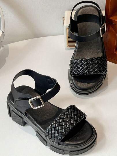 一双热门儿童及女孩厚底凉鞋。黑色编织带鞋面，搭配黑色皮革鞋带。时尚独特的厚底款式，适合3-12岁女孩日常、度假或居家穿着。