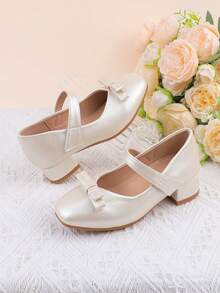 女童时尚白色和香槟色蝴蝶结装饰优雅高跟正装鞋，适合正式礼服、演奏会、芭蕾舞、婚礼、派对，适合幼儿、小女孩和大女孩