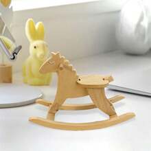 Mini caballo mecedor de madera para decoración, bonito accesorio para casa de muñecas para sesiones de fotos en miniatura. - amarillo claro - Ver 2