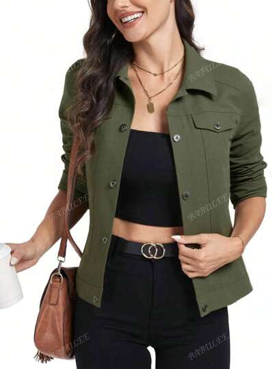 橄榄绿女式纽扣夹克，升级您的休闲时尚衣橱！欧美时尚，经典翻领+短款设计，完美搭配短款上衣或T恤。柔软耐穿的面料，单排扣设计，融合经典工装与现代时尚。适合过渡季节（从秋风习习到春光明媚），搭配牛仔裤、半身裙、紧身裤，尽显时尚！休闲前卫风格爱好者的必备单品。