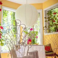 白色纸灯笼装饰，婚礼派对装饰，悬挂圆形纸灯笼，适用于生日、婚礼、圣诞节、新娘、家居装饰、派对装饰，可能有污渍 - 彩色 - 查看 1