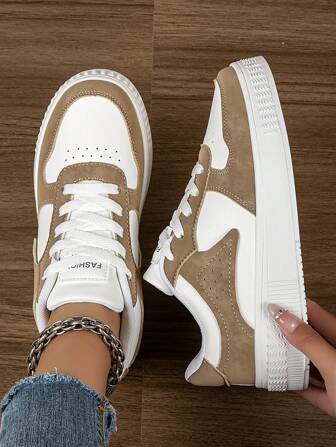 Baskets décontractées à lacets beiges en patchwork, respirantes et basses. Chaussures de marche confortables, légères et de style minimaliste à semelle épaisse. Chaussures polyvalentes pour le skateboard outdoor, avec plateforme pour augmenter la hauteur