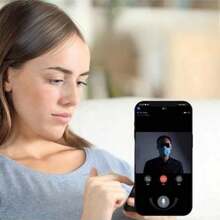 1 件装智能可视门铃，带 WiFi 遥控功能，适合家庭使用。它具备监控、视频对讲和高清红外夜视功能。支持家庭 APP 共享，超长待机时间，并支持钻孔或粘贴等便捷安装方式。它还支持魔法变声功能，提升独居人士的舒适感。