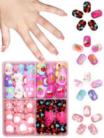 Set de 96 piezas de uñas postizas acrílicas para niños, uñas falsas con pegamento pre-aplicado, cubiertas completas con brillo, diseños lindos de fresa, flores, zanahorias, corazones, lunares y otros elementos, uñas postizas cortas para niñas pequeñas - Tema romántico y lindo de fiesta con frutas