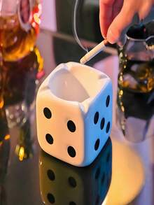 1个创意陶瓷骰子烟灰缸，光滑亮丽的陶瓷质感易于清洁，凹槽设计方便收纳烟灰。适用于客厅、咖啡厅、酒吧、办公室、个性化艺术装饰和实用摆件、圣诞节礼物、万圣节/圣诞节装饰摆件。它也是送给男朋友、女朋友、节日庆祝的独特而有趣的礼物。 - 彩色 - 查看 6