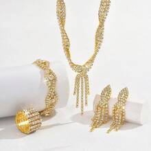 Women's Fashion Jewelry Set (5PCS/Set) This Is A Women's Fashion Jewelry Set, Also A Stylish Bridal Jewelry Set. It Is A 5-Piece Set Including A Necklace, Earrings, A Bracelet, And A Ring, Designed As An Accessory Wedding Dresses And Formal Gowns. It Features An Elegant, Versatile, And High-End Style. Women Who Fashion And Elegance, This Jewelry Set (Containing Earrings, A Necklace, And A Ring) Is Suitable Matching With Outfits On Daily Occasions, Festivals, Gatherings, And Parties. Furthermore, It Serves As A Family Members And Friends, And Also Makes A Fashionable Present Brides And Bridesmaids At Weddings. It Is Truly A Stylish And Elegant Women's Jewelry Set. - 金色 - 查看 10