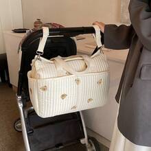 2025 Neuer koreanischer Reisebeutel für Mütter mit großer Kapazität, geeignet auch für Väter; Nützliches Design mit Mehrfachtaschen und funktionalen Fächern zur Aufbewahrung verschiedener Babyartikel; Reißverschluss-Klappe oben für einfachen Zugriff auf Kleidung und Artikel; verziert mit süßem Bären-Patch Dekor für zusätzlichen Spaß