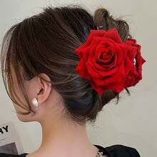 1个情人节法兰绒玫瑰花发爪夹，适合日常佩戴，送给朋友的礼物，时尚发夹，优雅发饰