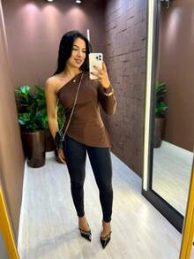 CroquiChic Elegant Women's One-Shoulder Blouse In Plush Ribbed Stylish Look Fall 2025 - 鏽棕色 - 查看 4