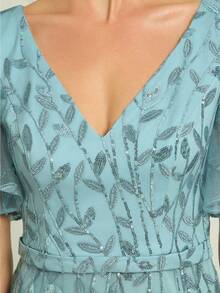 Đầm dạ hội màu xanh dương dáng đuôi cá, cổ chữ V, tay cánh bướm, chất liệu lưới đính sequin họa tiết hoa, thích hợp cho khách dự đám cưới mùa xuân, dạ hội, tiệc tùng, hoặc dành cho mẹ cô dâu trong các dịp trang trọng. - Màu xanh Cadet - Xem 4