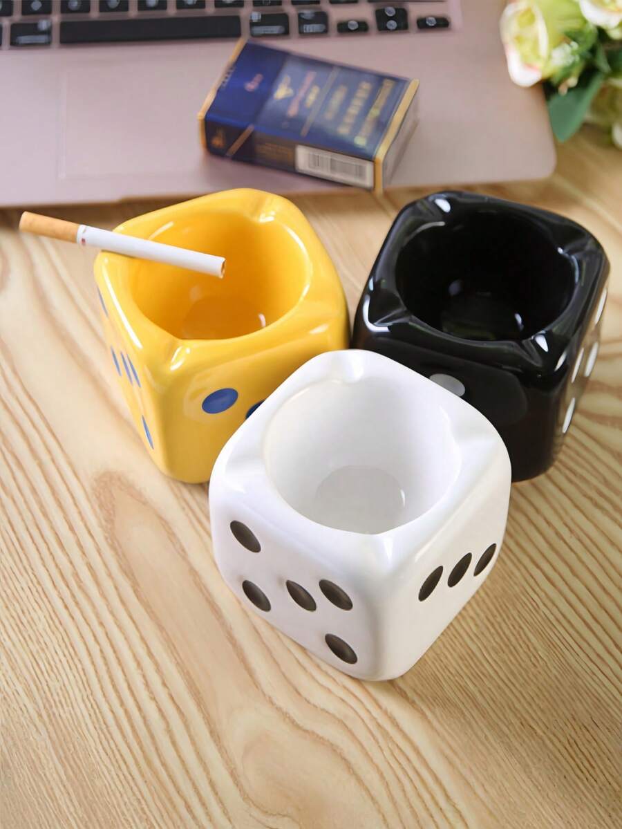 1个创意陶瓷骰子烟灰缸,光滑亮丽的陶瓷质感易于清洁,凹槽设计方便收纳烟灰。适用于客厅、咖啡厅、酒吧、办公室、个性化艺术装饰和实用摆件、圣诞节礼物、万圣节/圣诞节装饰摆件。它也是送给男朋友、女朋友、节日庆祝的独特而有趣的礼物。 - 彩色 - 查看 1