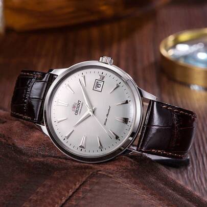 Orient Đồng hồ đeo tay cơ nam, mặt trắng, vỏ thép không gỉ, dây da, phù hợp cho công sở và sử dụng hàng ngày. Một món quà thanh lịch dành cho nam giới, lý tưởng cho ngày Quốc khánh, Lễ Đức Mẹ Lên Trời và các ngày lễ khác. FAC00005W0