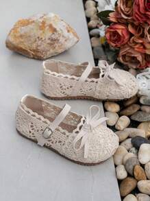 1 Pair Of New Comfortable And Breathable Lace Canvas Flat Shoes, Suitable For Little Girls, Comfortable And Non Slip Walking Shoes, Fashionable Outdoor Flat Shoes Suitable For Spring, Autumn And Summer