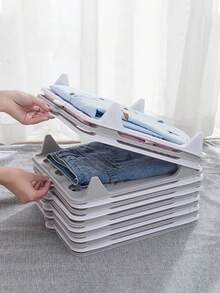 1 件装多功能折叠衣橱板，是节省空间、轻松日常整理的百搭衣橱伴侣；坚固轻巧的设计可整理衣物，折叠后平整，让服装保持整洁，适合日常穿着、旅行、洗衣和换季准备；是春季大扫除、宿舍、单身公寓、衣橱改造、送给妈妈的礼物、新娘准备和首次置业的理想之选；提升衣物的可见性、易取性和更流畅的搭配流程。 - 白色 - 查看 2