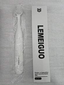 包裝高級牙刷，適合旅行攜帶，輕巧易用，為敏感牙齒提供額外牙齦保護。超軟毛牙刷為敏感牙齦提供額外保護，防止口臭與牙齦出血。 - 彩色 - 查看 14