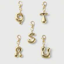 1 件 Y2K 简约优雅奢华百搭金银 26 个英文字母吊坠配饰，DIY 钥匙扣包包饰品，适合女性日常佩戴或送礼 - 金色 - 查看 10
