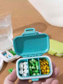 1 علبة أقراص صغيرة محمولة - علبة أقراص ذات 3 حجرات، حاوية تخزين أقراص، علبة أقراص أسبوعية، منظم أقراص، علبة أقراص من قش القمح، مناسبة للسفر والمنزل والتخييم وصندوق الإسعافات الأولية وحقيبة الأدوية، ضروريات السفر والعطلات والعودة إلى المدرسة، منظم الأدوية، حقيبة الطوارئ للمدرسة وحقيبة الإسعافات الأولية للخارج