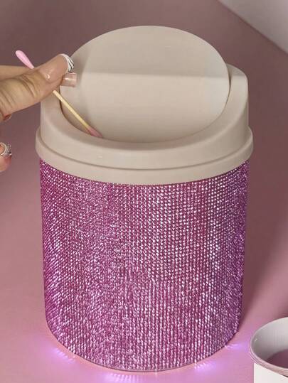 1 pezzo Cestino per rifiuti da scrivania decorato con strass, coperchio rotante, organizer da scrivania adatto per toeletta, camera da letto, ufficio, brilla alla luce del sole, decorazione per la stanza, borse, borsa trucco, toeletta, viaggio, borsa trucco, elementi essenziali da viaggio, organizer, stoccaggio, elementi essenziali da viaggio, organizer per il trucco, borse trucco, organizer per il trucco, organizer, borsa da toilette, organizer da scrivania, borsa cosmetica, bustina trucco, organizzatore per il trucco, accessori per la toeletta, bustina trucco, borse trucco, scatola per gioielli, bustina, porta pennelli trucco, porta pennelli, organizer per profumi, bustina