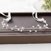 Using Pearls And Crystals With Silver Wire To Simulate The Shape Of Flower Branches, The Shape Is Exquisite And Elegant, Exuding A Romantic And Beautiful Temperament, Like A Flower Fairy. As A Gift For Female Relatives And Friends, It Is Suitable For Birthdays, Anniversaries Or Weddings And Other Occasions. It Means Beauty And Can Show Heart And Taste. - 銀色 - 查看 8