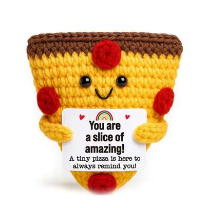 Búp bê nhồi bông hình bánh pizza đan tay, có lời nhắn nhủ ý nghĩa, có thể dùng làm quà tặng nhỏ cho bạn bè và gia đình. Thiết kế búp bê đáng yêu và những lời nhắn nhủ ấm áp, ngọt ngào! Những chú búp bê đáng yêu này sẽ luôn là người bạn của bạn, giúp bạn cảm thấy thư giãn và hạnh phúc.