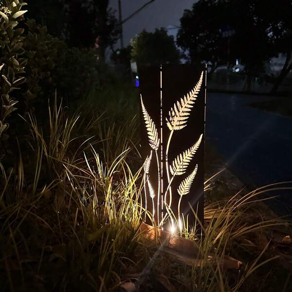 1 pieza Helecho con tallo Columnas de jardín - Decoración de jardín - Escultura de jardín de metal - Cubierta de pozo - Muebles y decoración - Cubierta de caja de servicios Cubierta de luz de paisaje Estaca - Acabado dorado envejecido, Decoración exterior del suelo sin necesidad de batería, regalo perfecto
