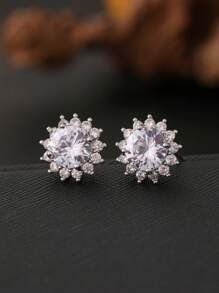 一对精致的方晶锆石耳钉，男女皆宜，全钻设计，独特优雅，适合万圣节、婚礼、珠宝、情人节等各种场合。适合女友礼物、沙特国庆节赠品、沙特宣传册、万圣节珠宝、圣诞节礼物。