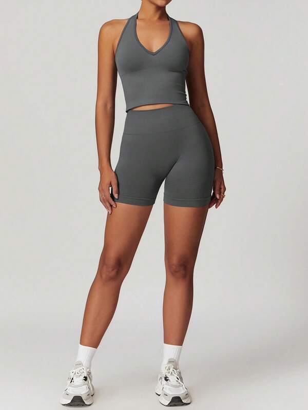 Zweiteiler für Damen im Herbst, bestehend aus einfarbigem, ärmellosem Trägertop mit Rückenausschnitt für Sport und Fitness sowie schlanker, passender Shorts als Yogabekleidung