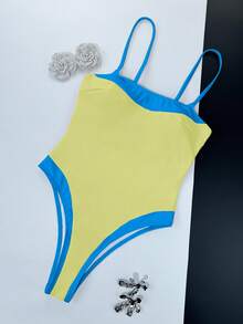 女士撞色连体泳衣。采用高弹亲肤面料，穿着舒适。方领设计搭配宽肩带，修身剪裁凸显身材曲线。经典撞色设计百搭优雅，是夏季海滩度假和休闲出行的理想之选，打造时尚海滩造型。 - 黃藍色 - 查看 2