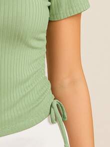 Blusa de mujer  tipo rib acanalada, manga corta ajustada, con jareta lateral ajustable para efecto fruncido, diseño juvenil moderno estilo coreano, ideal para verano y primavera, top corto entallado con escote redondo, tela elástica cómoda, perfecta para combinar con pantalones blancos, faldas o shorts de mezclilla, prenda básica versátil para outfit casual diario, moda 2025 - Verde - Ver 5