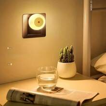 1 pieza Lámpara sensor de luz inteligente redonda, Luz nocturna LED con sensor de luz enchufable, luz suave sin deslumbrar, encendido y apagado automático, pantalla de plástico, base de lámpara con brida, enchufe europeo, 220-240V, apta para pasillos, baños, dormitorios, cocinas, salas de estar - Regalo perfecto para Navidad, Acción de Gracias, Año Nuevo, Día de San Valentín, Iluminación ambiental | Lámpara táctil de moda | Sensor, luz nocturna para el dormitorio