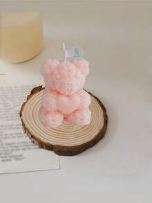 1pc Rose Bear Aromatherapy Candle, Individually Packaged As A Gift. It Is A Gift That Combines Both Aesthetics And Fragrance. The Romantic Rose Elements Are Combined With The Cute Bear Shape.