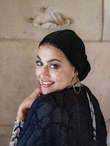 1 Stück Vielseitiges klassisches einfarbiges Kopftuch/Hijab für Frauen, verstellbarer Turban-Stil, weicher und angenehmer Viskosestoff, geeignet für den täglichen Gebrauch, Sport, Yoga - Schwarz - Übersicht 3