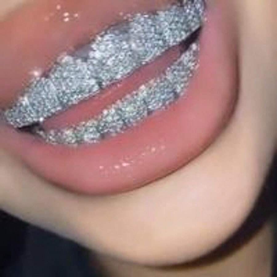 2PC Rapper Grills Set – Bling Bling Cubic Zirconia Tooth Caps For Cosplay Queens. Turn Yellow Teeth Into Icy Bling Instantly. - 白色 - 查看 1