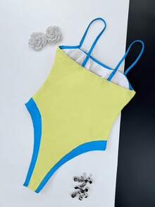 女士撞色连体泳衣。采用高弹亲肤面料，穿着舒适。方领设计搭配宽肩带，修身剪裁凸显身材曲线。经典撞色设计百搭优雅，是夏季海滩度假和休闲出行的理想之选，打造时尚海滩造型。 - 黃藍色 - 查看 4