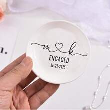 1个定制圆形戒指托盘，个性化首饰盒，结婚订婚礼物（男女皆宜），雕花木质戒指架，定制结婚戒指支架，独特的订婚结婚礼物，情侣礼物