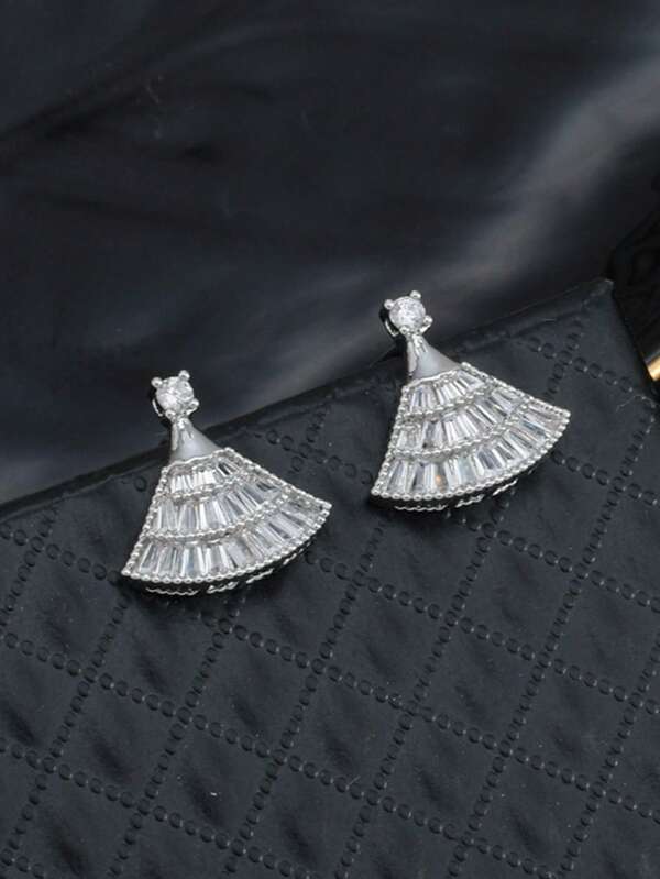 1 paire de nouvelles boucles d'oreilles clip-on avec charm de mini-jupe pour femmes, cadeau essentiel pour l'extérieur